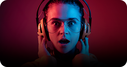 imagem de capa com um mulher com headphones e óculos